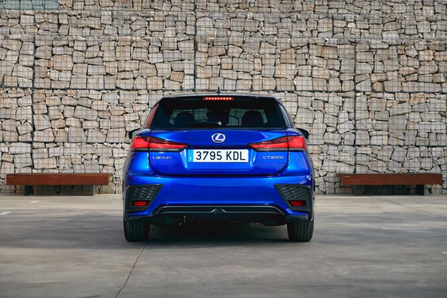  Lexus CT200h F-Sport 2017 года  (WW) (фото 14 из 25)